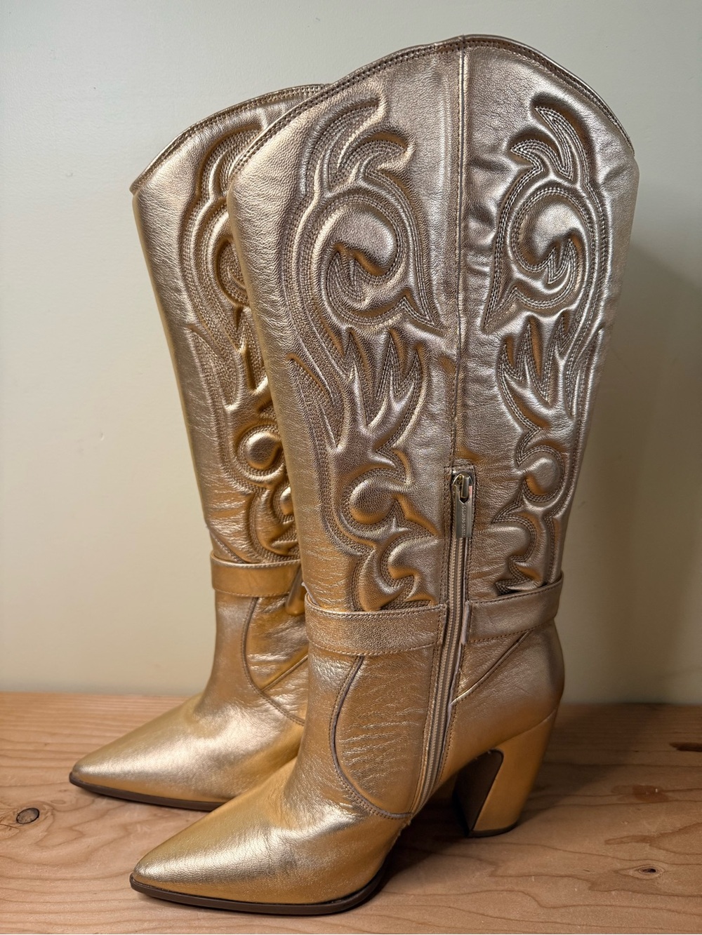 Vince Camuto Women's Biancaa Cowboy Heel Boots Gold Leather Beyoncé Size 9M / 40